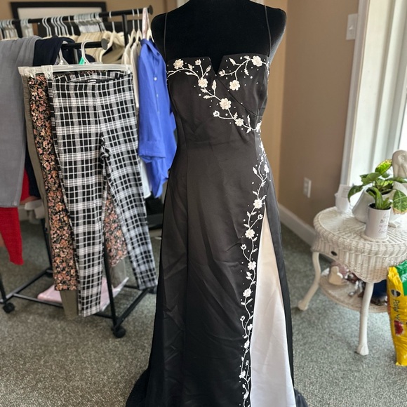 Niki Livas Vintage Black Strapless Floral Embroidered Dress - Picture 2 of 6